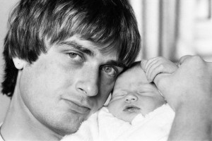 Mike Oldfield insieme al figlio Dougal, 1981